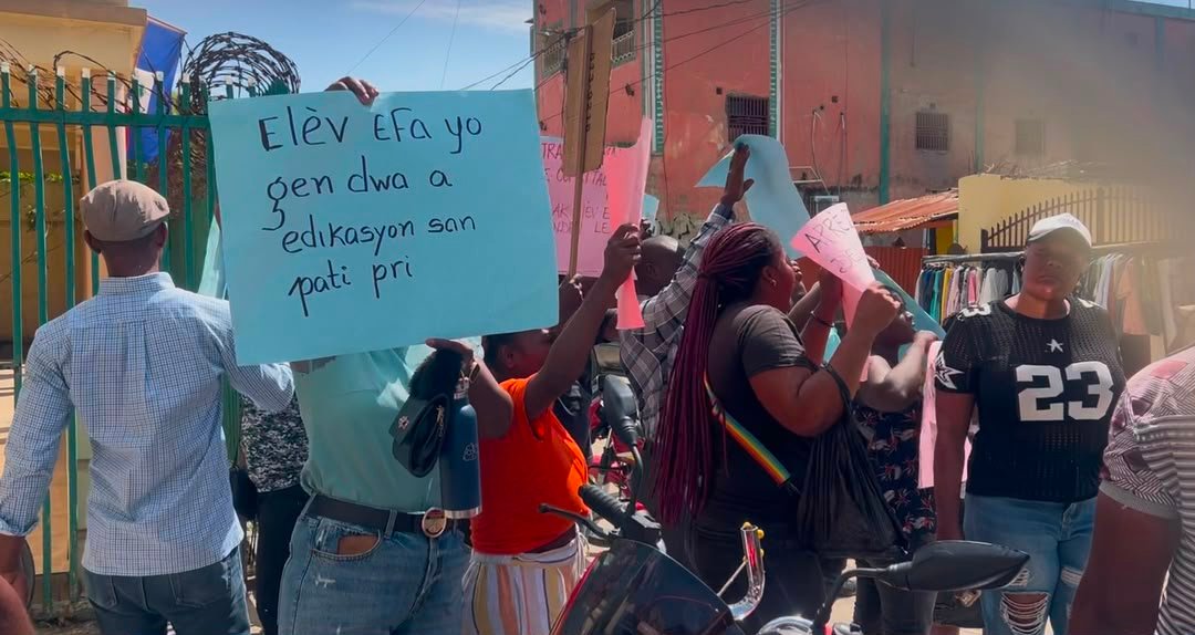 Paran elèv EFACAP Ench yo ap manifeste pou dwa timoun yo jwenn aksè ak edikasyon